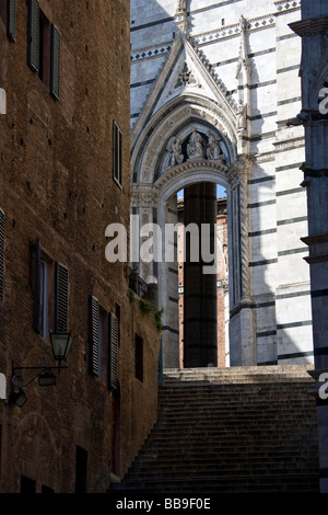 Étapes et décoré archway connectin le baptistère de la Piazza del Duomo à Sienne, Toscane, Italie Banque D'Images