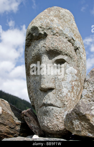 Une sculpture en pierre d'un visage dans le Galloway Forest Park. Banque D'Images