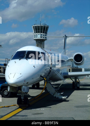 Brazilain Embraer ERJ-145 de vol régional (pour Air France) sur le parking de l'aéroport Saint-Exupéry de Lyon - France Banque D'Images