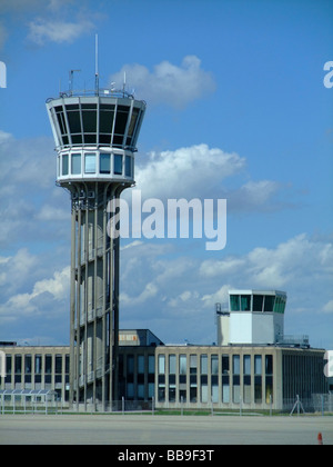 Deux tours de contrôle à l'aéroport Saint-Exupéry de Lyon - France Banque D'Images