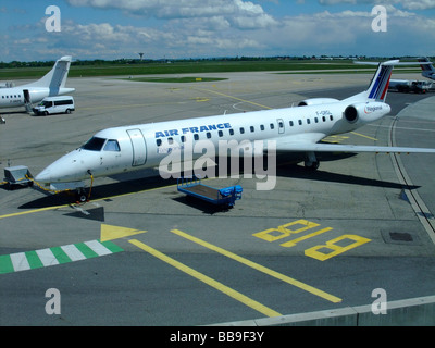 Des jets régionaux Embraer ERJ-145 de la compagnie (Flying régional pour Air France) sur le parking de l'aéroport Saint-Exupéry de Lyon Banque D'Images