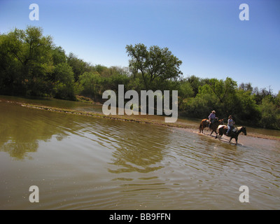 L'équitation à travers le verde river,arizona,paysage avec blue skys. Banque D'Images