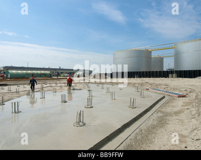 Les hommes de la construction d'un plancher en béton pour la fondation d'un grand réservoir de stockage de carburant Botlek Zuid Holland aux Pays-Bas Banque D'Images