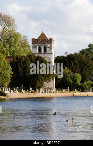 Angleterre Berkshire Bisham Thames Rivière All Saints Church avec vue tour de pierre clunch craie Banque D'Images