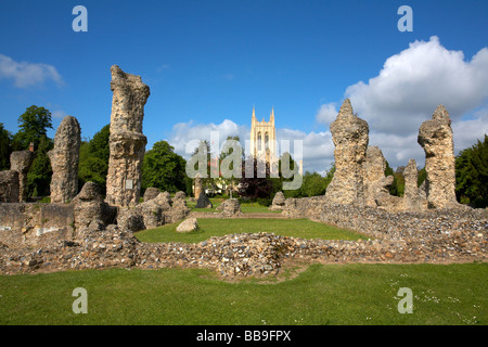 Angleterre Suffolk Bury St Edmunds jardins de l'abbaye et la tour de la cathédrale St Edmundsbury abbey ruins Banque D'Images