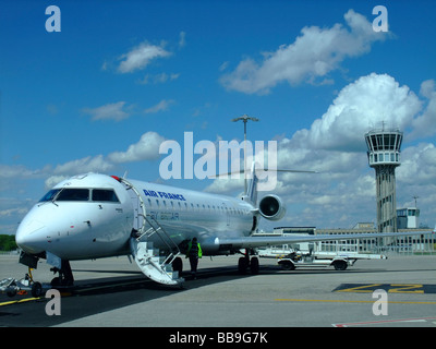 Bombardier Canadair Regional Jet CRJ-700 de Brit Air (voler pour Air France) sur le parking de l'aéroport Saint-Exupéry de Lyon Banque D'Images