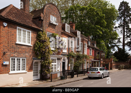 Marlow Buckinghamshire Angleterre St Peter Street deux brasseries pub où Jérôme K Jérôme a écrit une partie de deux hommes dans un bateau Banque D'Images