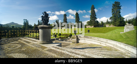 Powerscourt House and Gardens, Wicklow Irlande avec le Mont Sugarloaf Banque D'Images