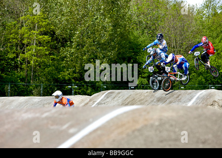 Cinq concurrents à la Coupe du monde de BMX Supercross à Copenhague au Danemark le 9 mai 2009 Banque D'Images