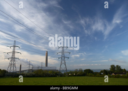 Les lignes électriques et les pylônes de transmission venant de kilroot power station county antrim irlande du nord uk Banque D'Images