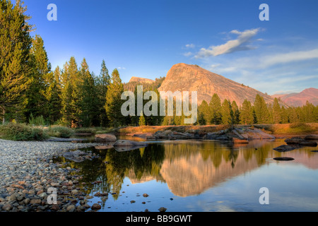 Début de coucher du Soleil vue paysage de Lembert Dome Tuolumne Meadows, au Parc National de Yosemite Banque D'Images