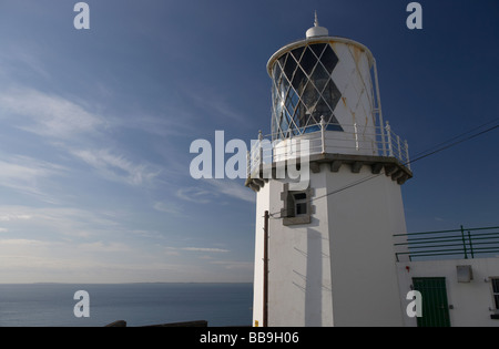 Le point noir whitehead phare sur falaise donnant sur la mer avec petit bateau de pêche bien en dessous le comté d'Antrim Banque D'Images