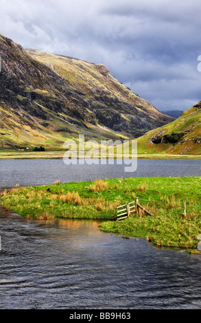 Dans Achtriochtan Loch Glen Coe dans les Highlands écossais Banque D'Images