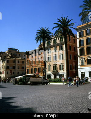 Palmiers bureaux et immeubles à appartements Piazza Di Spagna par la place d'Espagne Rome Italie Banque D'Images