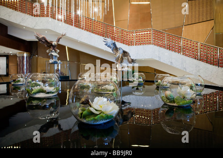 Un affichage est visible dans le hall du Grand Lisboa de Macao, Chine Banque D'Images