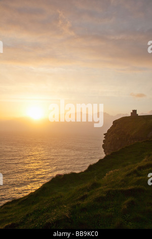 Coucher de soleil sur O'Brien Tower les Falaises de Moher Comté de Clare Irlande Irlande République d'Irlande Europe EU Banque D'Images