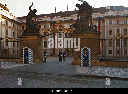 Changement de gardes d'honneur au palais présidentiel de Hradcany à Prague. Banque D'Images