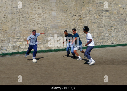 Les étudiants français, de gym, joueur de football, joueurs de football, jouant au football, jeu de football, Lycée Charlemagne, quartier du Marais, Paris, France, Europe Banque D'Images