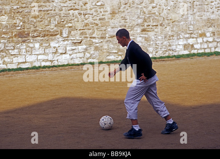 Les étudiants français, de gym, joueur de football, joueurs de football, jouant au football, jeu de football, Lycée Charlemagne, quartier du Marais, Paris, France, Europe Banque D'Images