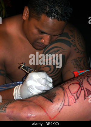 Le tatouage polynésien traditionnel en utilisant des méthodes modernes, Tahiti, Polynésie française. Pas de monsieur Banque D'Images