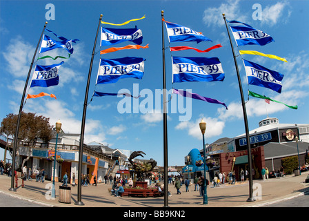 Drapeaux flottant au Pier 39 est une attraction touristique majeure dans la région de San Francisco California USA Banque D'Images