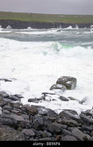 Les tempêtes de l'Atlantique à Doolin Comté Co Clare Ireland Irlande République d'Irlande Banque D'Images