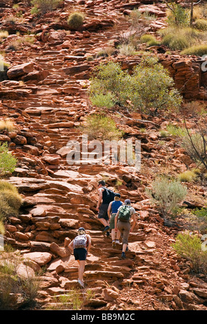 Les randonneurs montent un escarpement sur le Kings Canyon à pied. Watarrka (Kings Canyon National Park, Territoire du Nord, Australie Banque D'Images