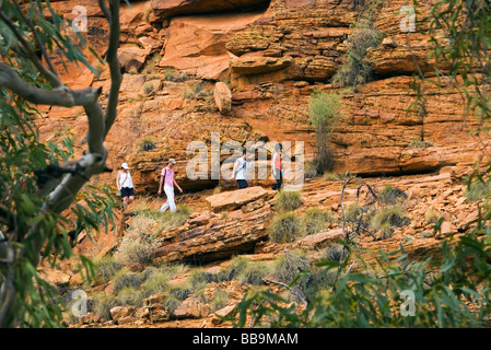 Les touristes sur le Kings Canyon à pied. Kings Canyon (Watarrka National Park), Territoire du Nord, Australie Banque D'Images