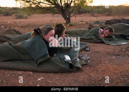 En festons (couchage sacs de couchage en plein air) sur un voyage de camping dans l'outback. Curtin Springs, Territoire du Nord, Australie Banque D'Images