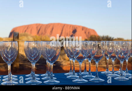 Verres pour boissons coucher du soleil sur Uluru (Ayers Rock). Le Parc National d'Uluru-Kata Tjuta, Territoire du Nord, Australie Banque D'Images