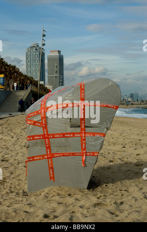 Espagne Barcelone, la plage de Barceloneta près de l'hôtel Arts et la Tour Mapfre. Printemps 2009 Banque D'Images