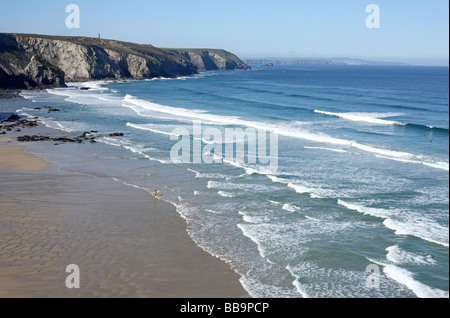 Vagues atteignant Porthtowan beach à Cornwall UK. Banque D'Images