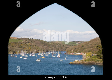 L'estuaire de Fowey vu à travers une arche à St Catharines Château, Cornwall UK Banque D'Images