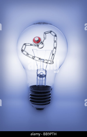L'ampoule et la chaîne de Heart-Shape Banque D'Images