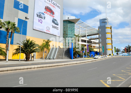 Le centre commercial El Muelle, le centre commercial El Muelle, vu de l'entrée du parc de Santa Catalina. Las Palmas, Gran Canaria, Banque D'Images