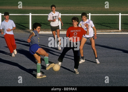 Les étudiants Les étudiants français Basque, jouer au soccer, des adolescents, des joueurs de football, jouer au soccer, de gym, Pays Basque, Hasparren, France Banque D'Images