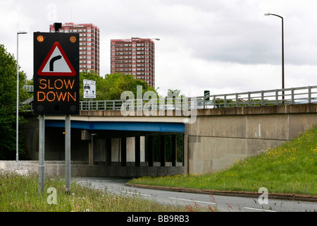 Panneau de signalisation électronique indiquant un virage sur la route vers la droite. Allumé Banque D'Images