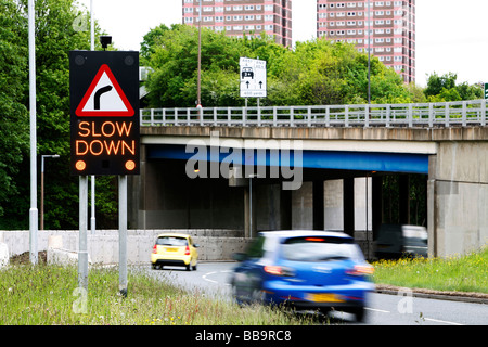 Panneau de signalisation électronique indiquant un virage sur la route vers la droite. Allumé Banque D'Images