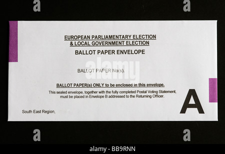 Les électeurs postal enveloppe des bulletins de vote pour le Parlement européen et l'élection du gouvernement local Banque D'Images