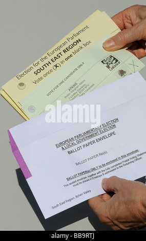 Les électeurs postal enveloppe des bulletins de vote pour le Parlement européen et l'élection du gouvernement local Banque D'Images