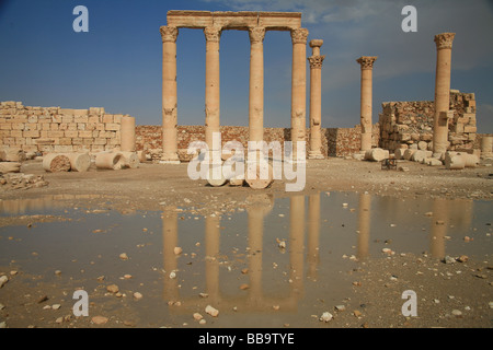 À Colonnade le temple de Bel, ruines romaines de Palmyre Syrie flaque reflète Banque D'Images