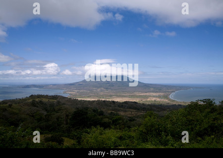 Vue sur la Isla de Ometepe et Volcan Concepcion depuis le haut du volcan Maderas Nicaragua Banque D'Images