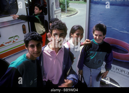 Les étudiants français les garçons et fille de bus d'embarquement Verneuil-sur-Seine Ile-de-France France Europe Banque D'Images