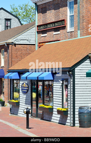 Boutiques et [Seamens Church Institute] autour de 'Bowens Wharf' au centre-ville de 'Newport Rhode Island' Banque D'Images