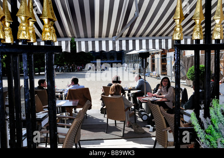 Paris France, café français, Restaurant Bistro français, terrasse trottoir, tables dans le parc public 'jardin du Palais Royale' 'le Palais Royal' authentique, Banque D'Images