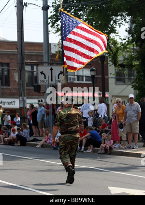 Un vétéran du Vietnam nous tenir un drapeau dans le Memorial Day Parade à Milford CT USA Banque D'Images