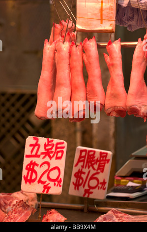 Pieds de porcs à vendre à un boucher local Banque D'Images