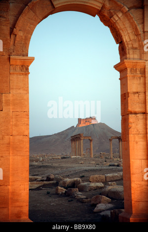 Arc monumental et la rue à colonnade Palmyre Syrie Banque D'Images