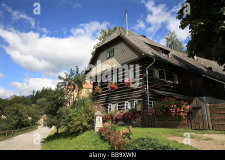 Maison de ferme traditionnelle autrichienne en été avec les fenêtres fleuries, Styrie, Autriche Banque D'Images