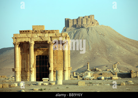 Temple romain de Baal-Shamin et château arabe Qalaat ibn Maan Palmyre en Syrie Banque D'Images